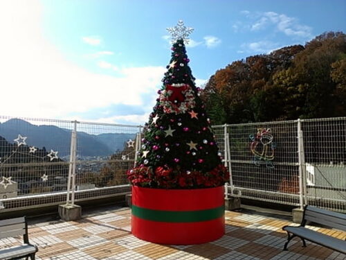 屋上にクリスマスディスプレイを演出