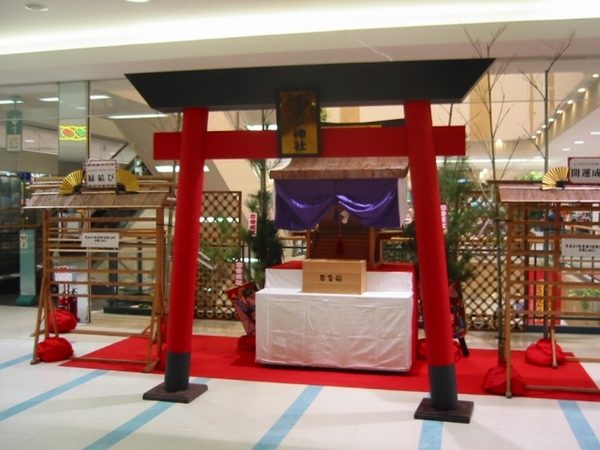 ショッピングモール お正月ディスプレイ(神社絵馬)画像